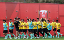 国足抵达泰国备战世预赛,挑战与机遇并存，全力争胜为晋级而战