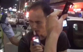 醉驾司机花式吹气,法律严惩不容忽视